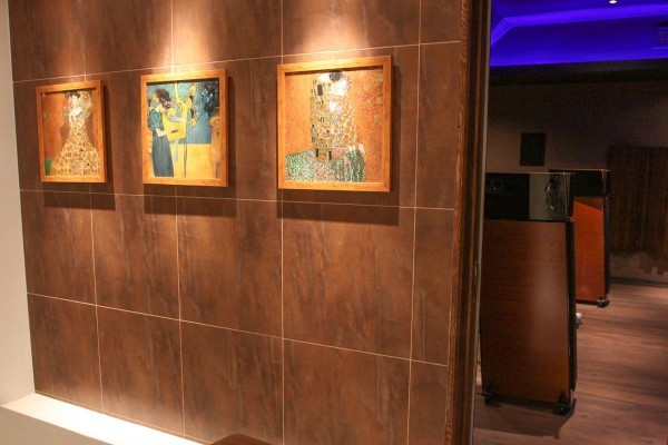Trước cửa phòng treo 3 bức ảnh của danh họa Klimt: The Music, The Kiss và The Poetry tương ứng với tên 3 đôi loa đang bố trí bên trong