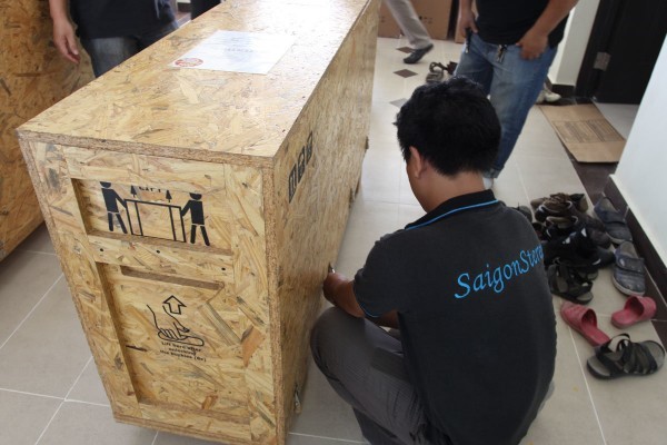 The Music được đóng trong 2 kiện gỗ lớn