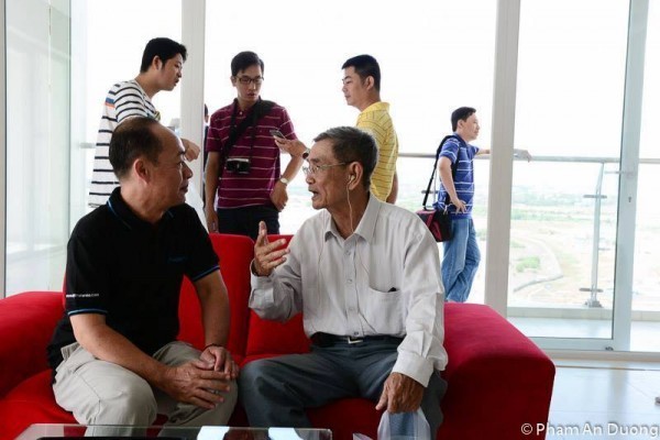Ông Mai Minh Tâm - Giám đốc bán hàng của Mộc Thủy - SaigonStereo đang trao đổi với khách tham quan.