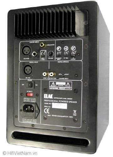 Hệ thống cổng kết nối và nút điều chỉnh lọc nằm ở mặt sau của AM 150. Ảnh: ELAC.